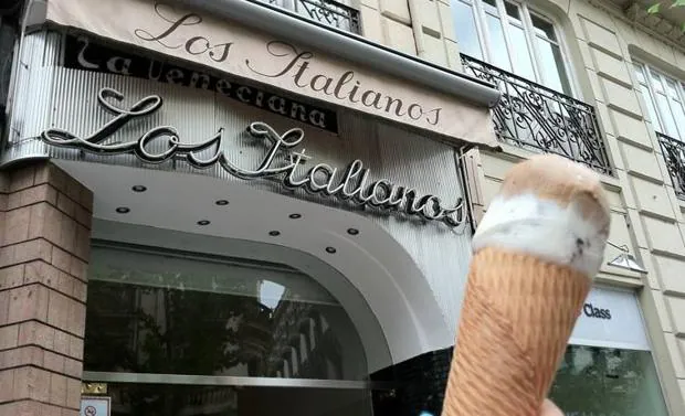 Hoy abre de nuevo la mítica heladería 'Los Italianos' en Granada