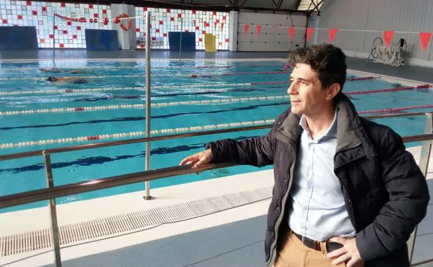 El concejal en la piscina de la Salobreja.