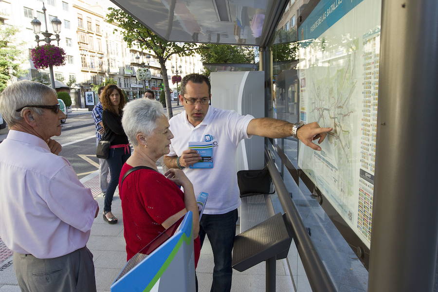 Ciudadanos se informan sobre el fucionamiento de la nueva línea. 29/06/2014 