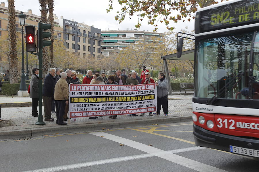 Vecinos del Paseo del Violón protestan por el ruido que soportan por la instalación del intercambiador de autobuses de la LAC en su barrio. 01/12/2014