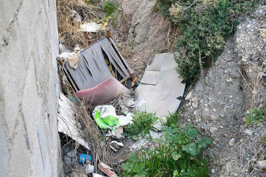 El Ayuntamiento inspeccionará algunos de los solares repletos de basura entre las calles Alpargateros Alta y Baja, entre el barrio de San Ildefonso y el Albaicín