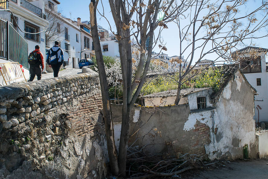 El Ayuntamiento inspeccionará algunos de los solares repletos de basura entre las calles Alpargateros Alta y Baja, entre el barrio de San Ildefonso y el Albaicín