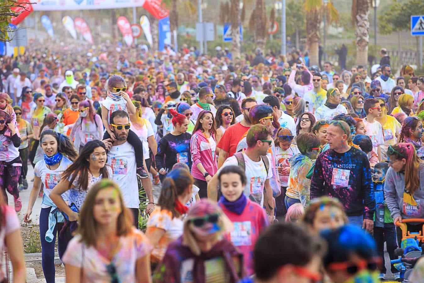 El concejal de Deportes de Motril, Miguel Ángel Muñoz, acompañado por miembros del equipo de Gobierno, dio la salida a la 'Colour Run', organizada con motivo del Día del Deporte