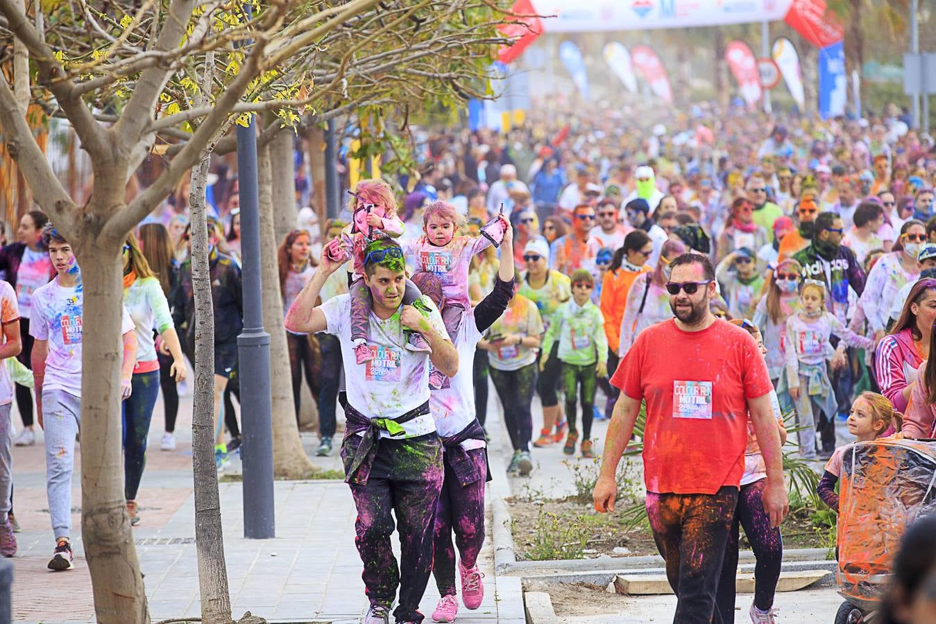 El concejal de Deportes de Motril, Miguel Ángel Muñoz, acompañado por miembros del equipo de Gobierno, dio la salida a la 'Colour Run', organizada con motivo del Día del Deporte