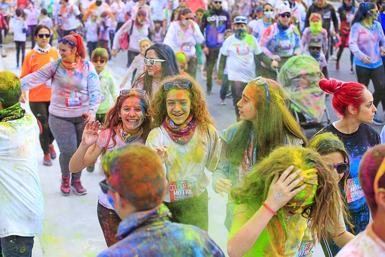 El concejal de Deportes de Motril, Miguel Ángel Muñoz, acompañado por miembros del equipo de Gobierno, dio la salida a la 'Colour Run', organizada con motivo del Día del Deporte