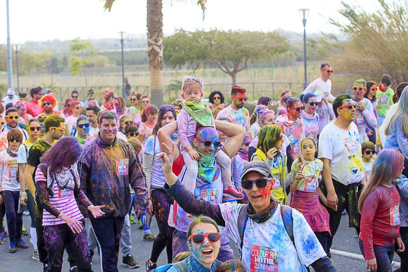 El concejal de Deportes de Motril, Miguel Ángel Muñoz, acompañado por miembros del equipo de Gobierno, dio la salida a la 'Colour Run', organizada con motivo del Día del Deporte