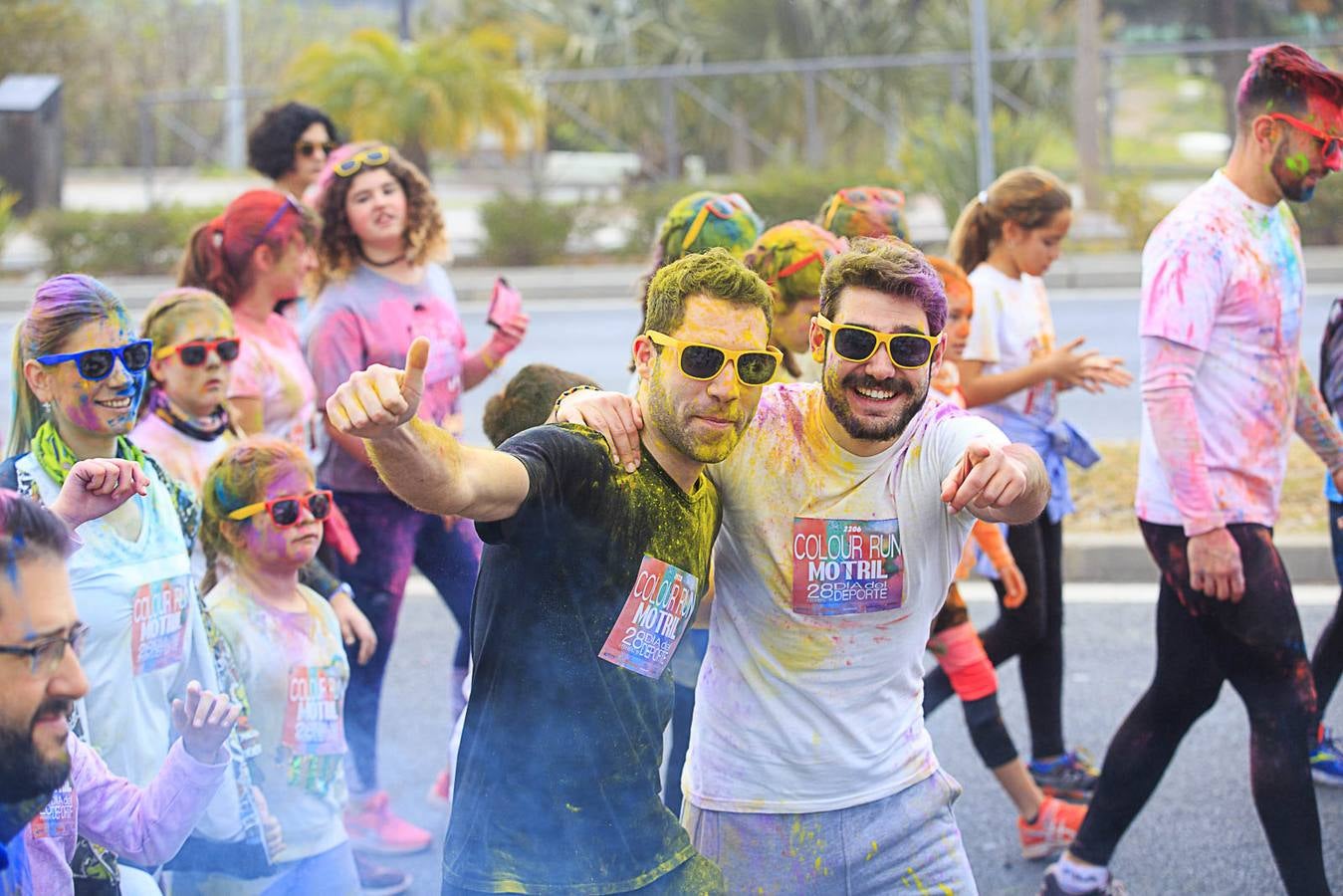 El concejal de Deportes de Motril, Miguel Ángel Muñoz, acompañado por miembros del equipo de Gobierno, dio la salida a la 'Colour Run', organizada con motivo del Día del Deporte