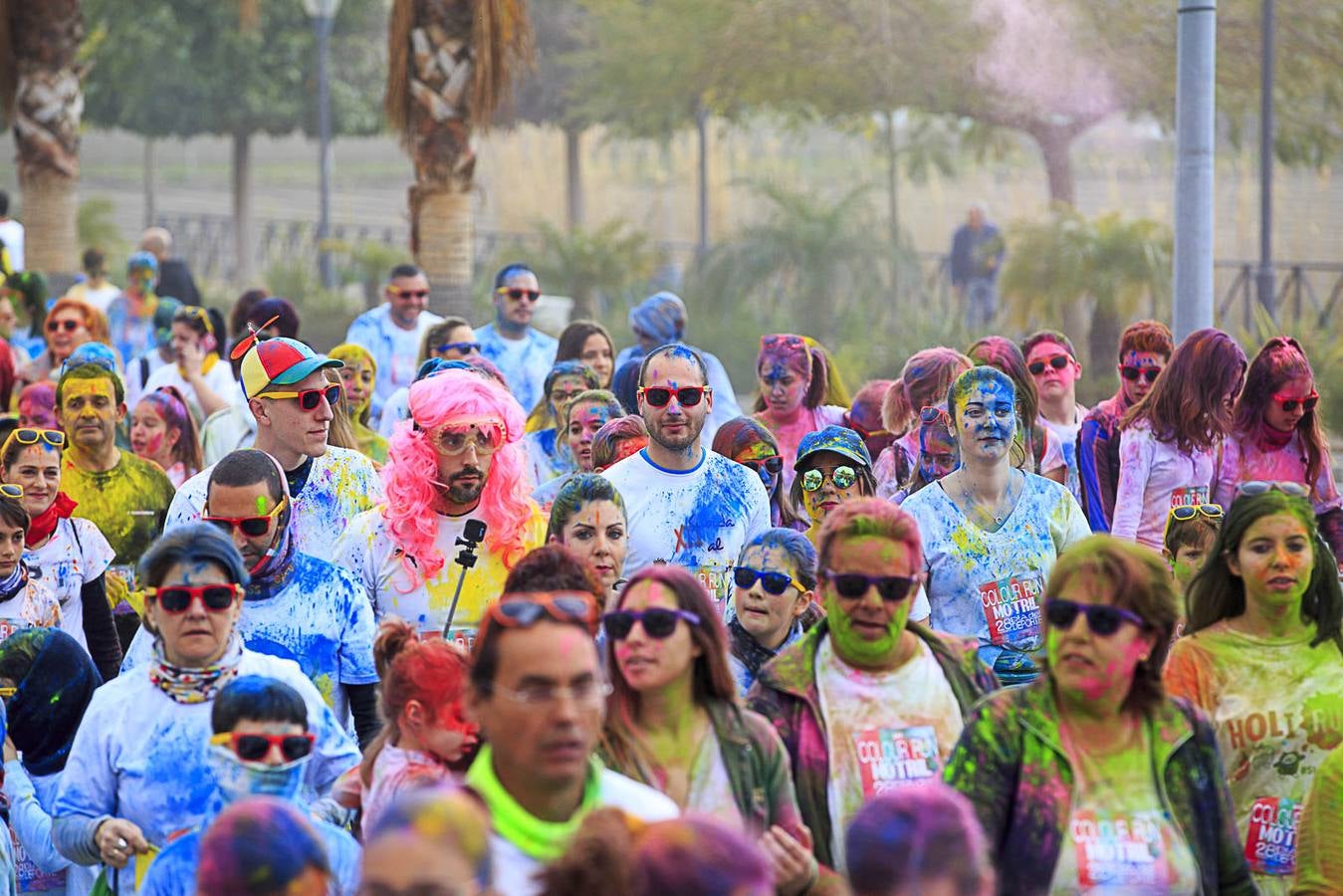 El concejal de Deportes de Motril, Miguel Ángel Muñoz, acompañado por miembros del equipo de Gobierno, dio la salida a la 'Colour Run', organizada con motivo del Día del Deporte