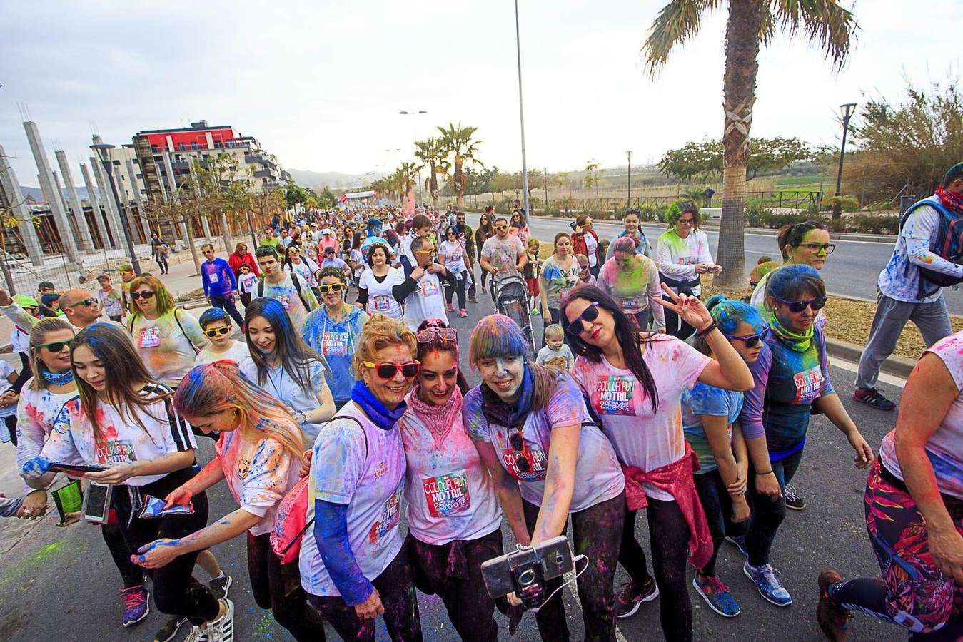 El concejal de Deportes de Motril, Miguel Ángel Muñoz, acompañado por miembros del equipo de Gobierno, dio la salida a la 'Colour Run', organizada con motivo del Día del Deporte