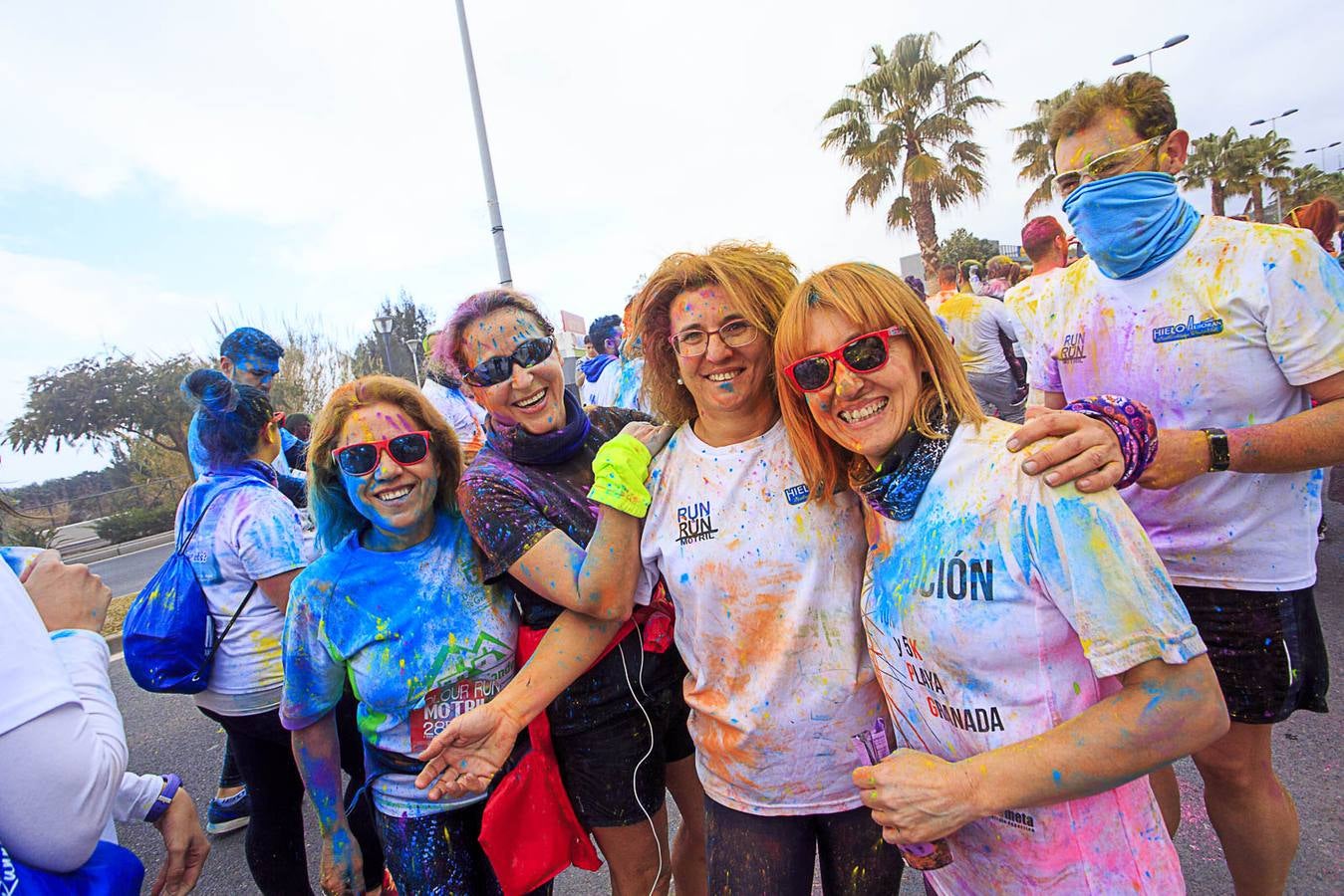 El concejal de Deportes de Motril, Miguel Ángel Muñoz, acompañado por miembros del equipo de Gobierno, dio la salida a la 'Colour Run', organizada con motivo del Día del Deporte