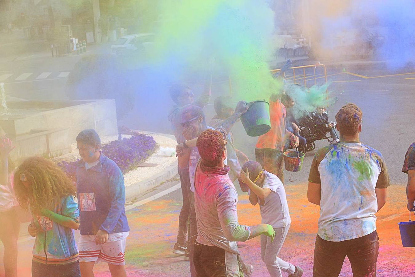 El concejal de Deportes de Motril, Miguel Ángel Muñoz, acompañado por miembros del equipo de Gobierno, dio la salida a la 'Colour Run', organizada con motivo del Día del Deporte