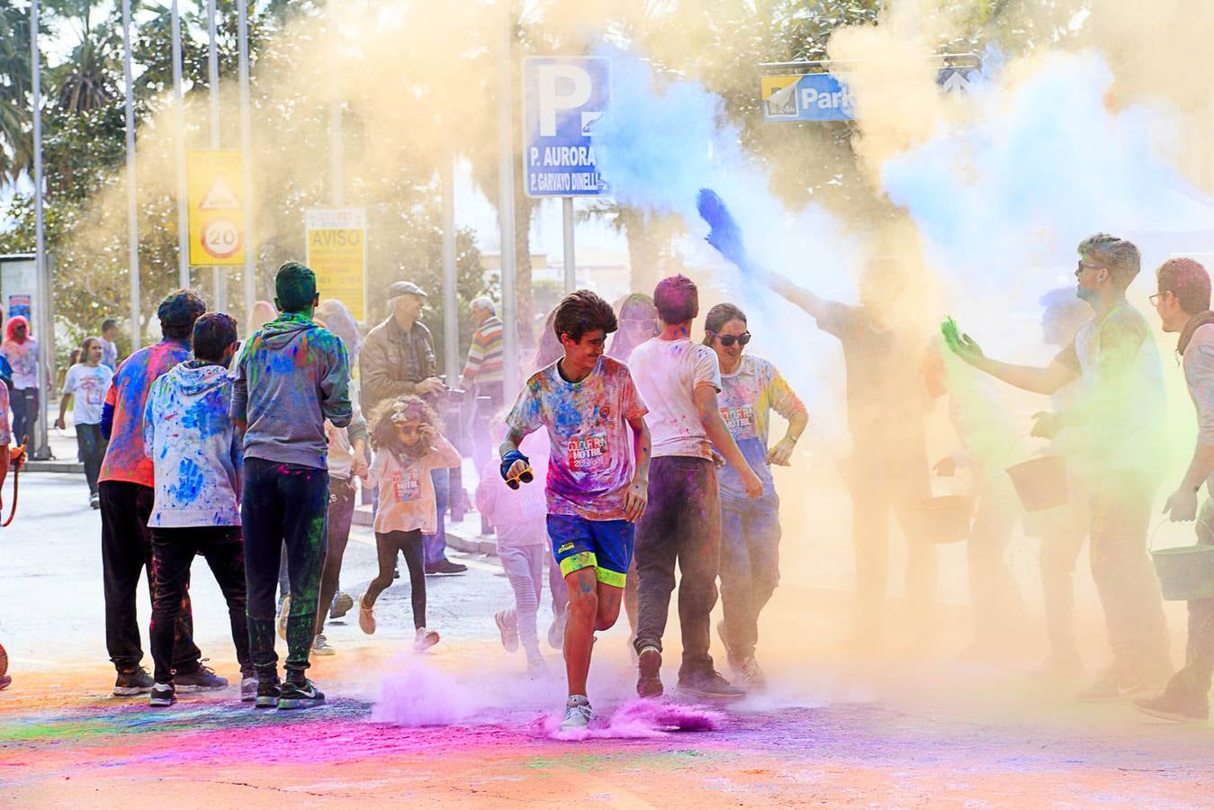 El concejal de Deportes de Motril, Miguel Ángel Muñoz, acompañado por miembros del equipo de Gobierno, dio la salida a la 'Colour Run', organizada con motivo del Día del Deporte