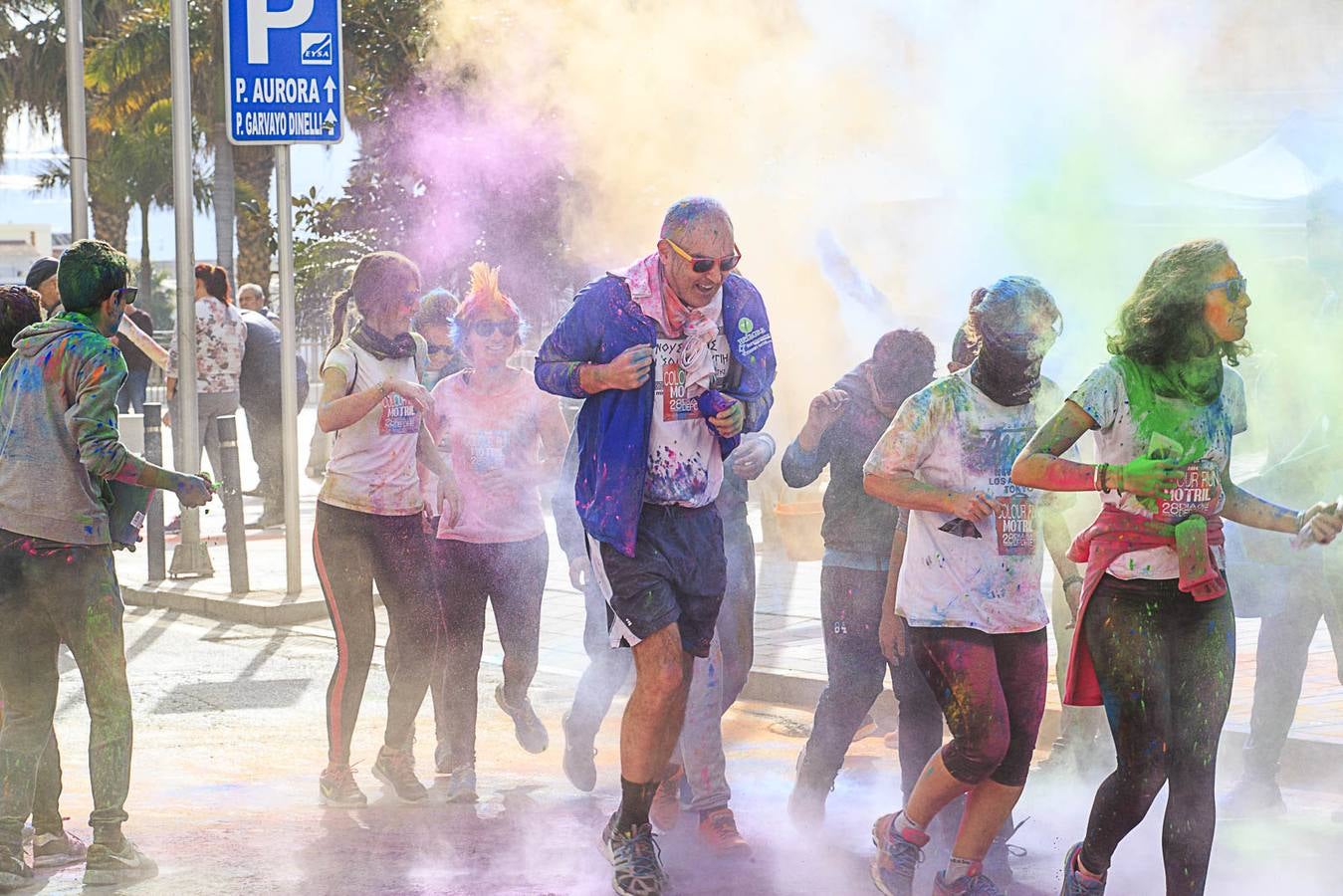 El concejal de Deportes de Motril, Miguel Ángel Muñoz, acompañado por miembros del equipo de Gobierno, dio la salida a la 'Colour Run', organizada con motivo del Día del Deporte