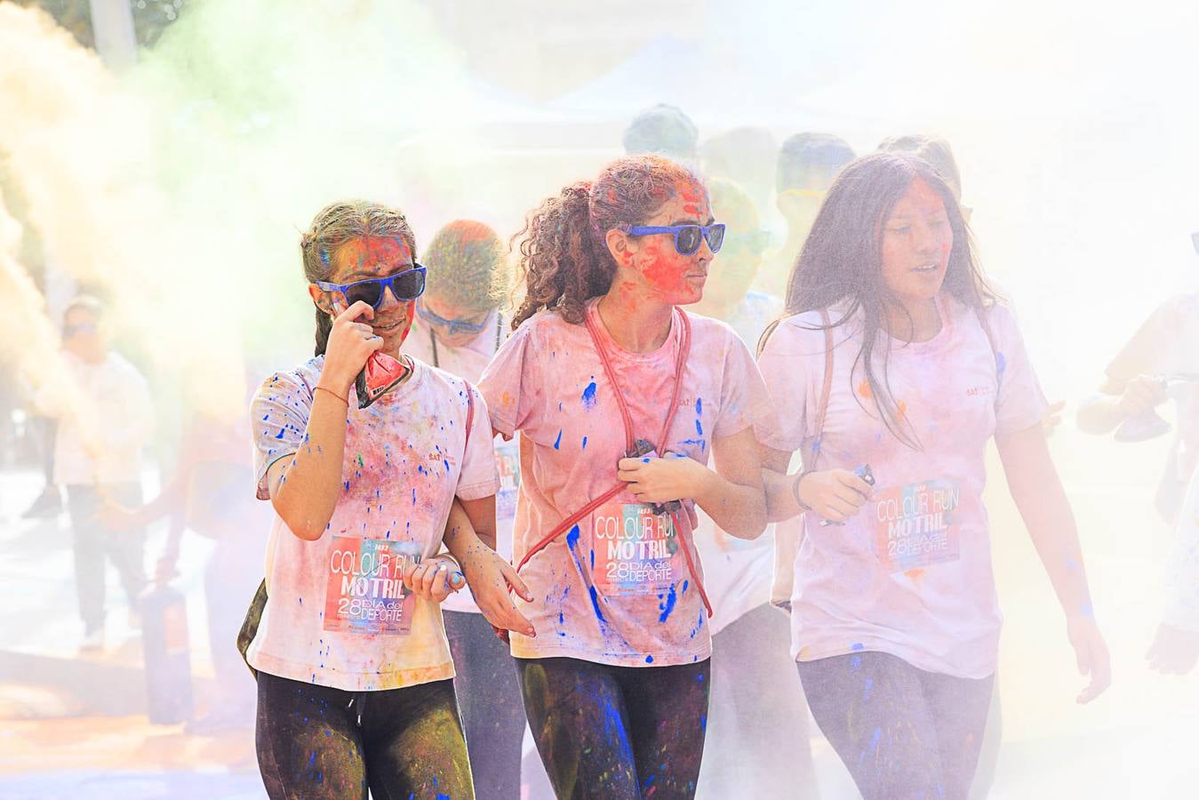 El concejal de Deportes de Motril, Miguel Ángel Muñoz, acompañado por miembros del equipo de Gobierno, dio la salida a la 'Colour Run', organizada con motivo del Día del Deporte