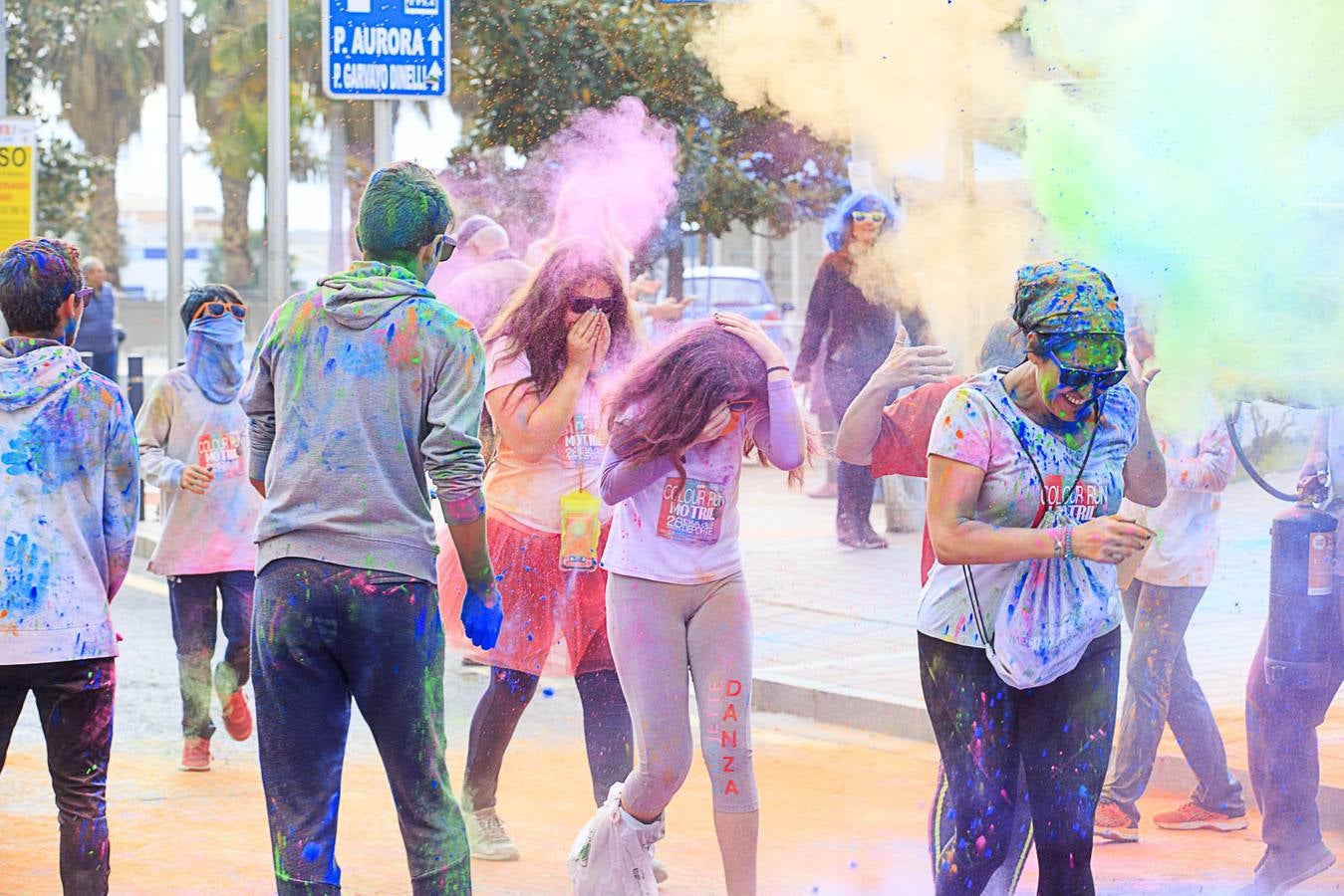 El concejal de Deportes de Motril, Miguel Ángel Muñoz, acompañado por miembros del equipo de Gobierno, dio la salida a la 'Colour Run', organizada con motivo del Día del Deporte