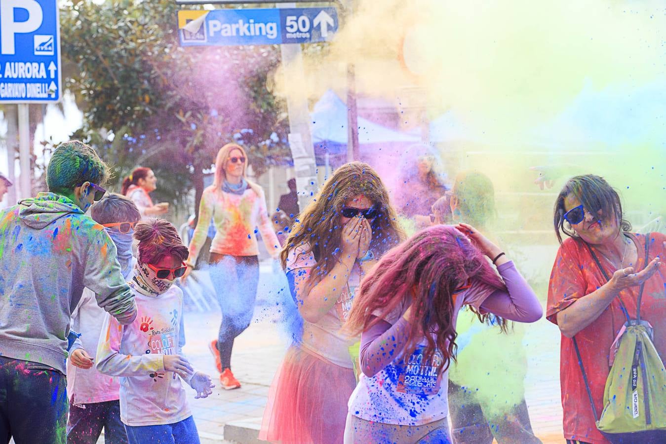 El concejal de Deportes de Motril, Miguel Ángel Muñoz, acompañado por miembros del equipo de Gobierno, dio la salida a la 'Colour Run', organizada con motivo del Día del Deporte