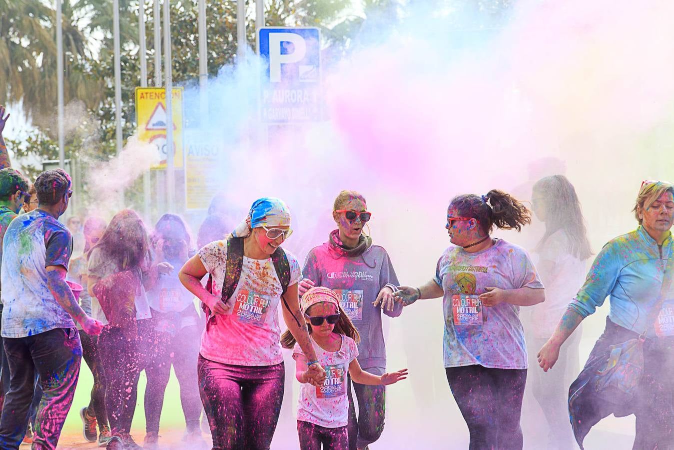 El concejal de Deportes de Motril, Miguel Ángel Muñoz, acompañado por miembros del equipo de Gobierno, dio la salida a la 'Colour Run', organizada con motivo del Día del Deporte