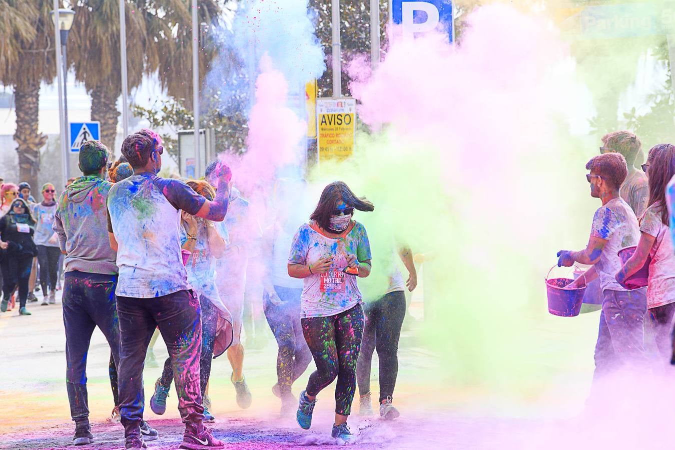 El concejal de Deportes de Motril, Miguel Ángel Muñoz, acompañado por miembros del equipo de Gobierno, dio la salida a la 'Colour Run', organizada con motivo del Día del Deporte