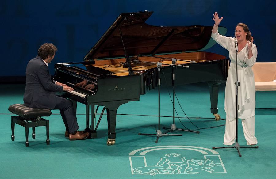 Andalucía celebra el día de la comunidad con un pleno institucional en el Parlamento y con el acto de entrega de medallas y de título de Hijo Predilecto de la región, presidido por la jefa del Gobierno andaluz, Susana Díaz