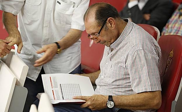 Galería. Enrique Castro 'Quini', en julio del año pasado, en la presentación del libro de Manolo Rosety sobre la 'Historia del Sporting en la Liga'.