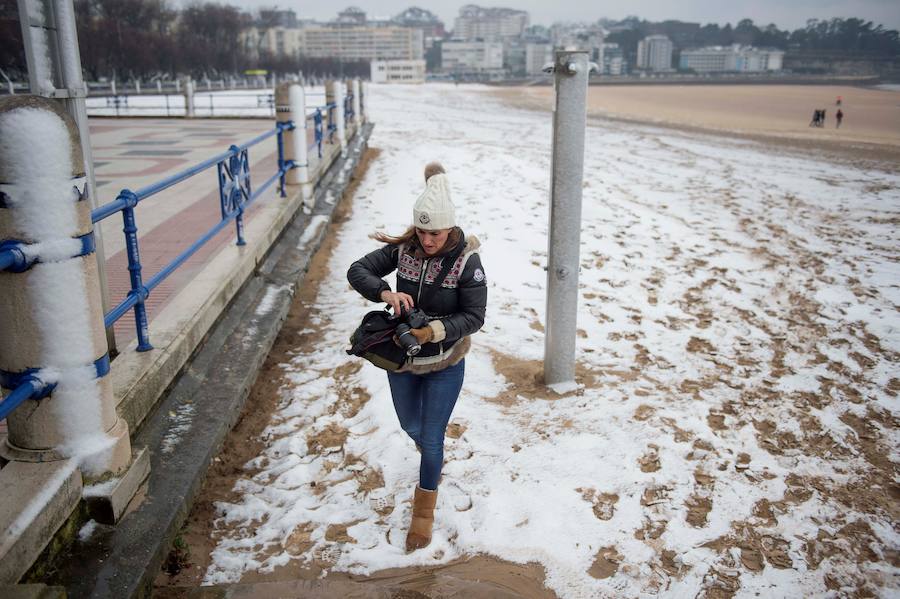 San Sebastian, Bilbao, Pamplona, Santander, Zaragoza y numerosas provincias del norte de españa sorprendidas por el temporal de nieve.