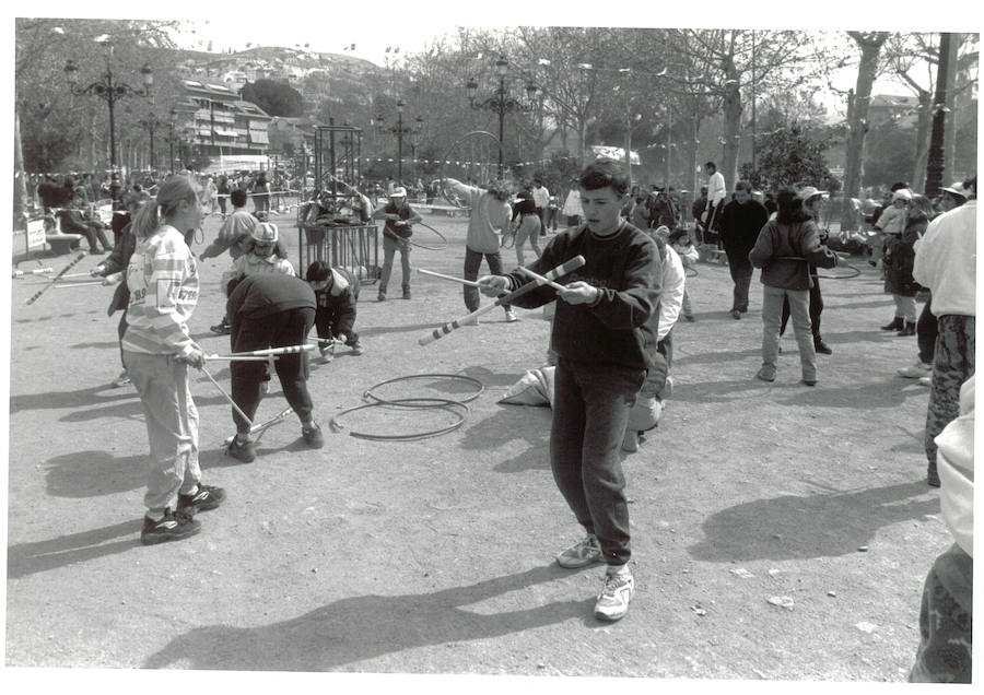 Las primeras celebraciones del Día de Andalucía eran jornadas de protestas en las que se reivindicaba la identidad andaluza. Pero también se organizaban actividades culturales y deportivas, sobre todo en el Paseo del Salón. La fiesta era de todos