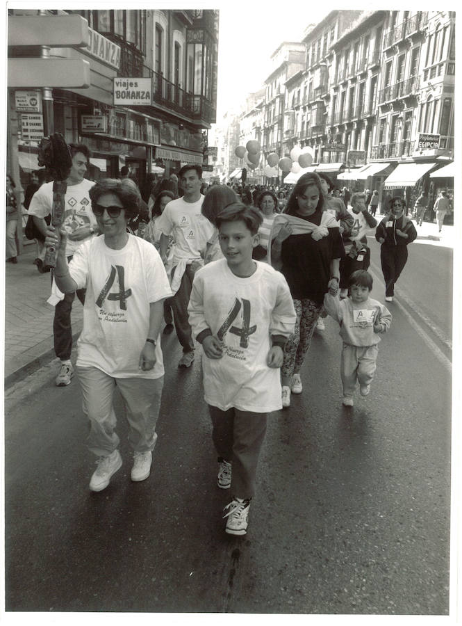 Las primeras celebraciones del Día de Andalucía eran jornadas de protestas en las que se reivindicaba la identidad andaluza. Pero también se organizaban actividades culturales y deportivas, sobre todo en el Paseo del Salón. La fiesta era de todos