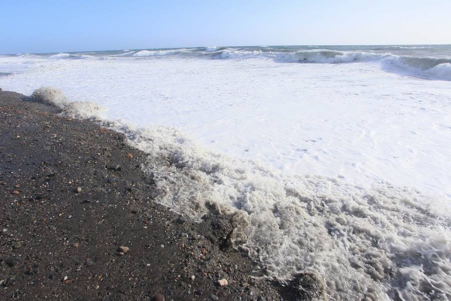 La alerta se mantiene en la costa granadina por fuertes rachas de viento y oleaje