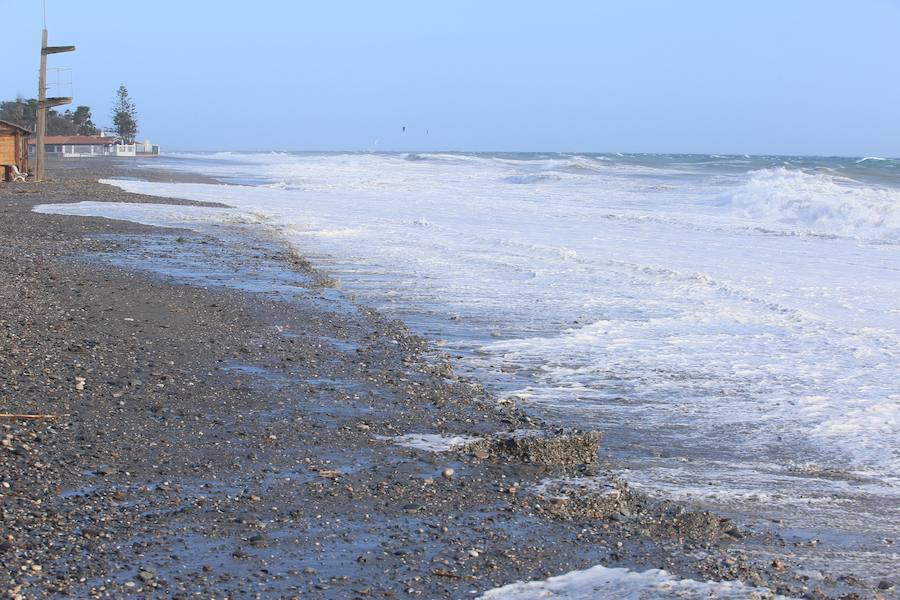 La alerta se mantiene en la costa granadina por fuertes rachas de viento y oleaje