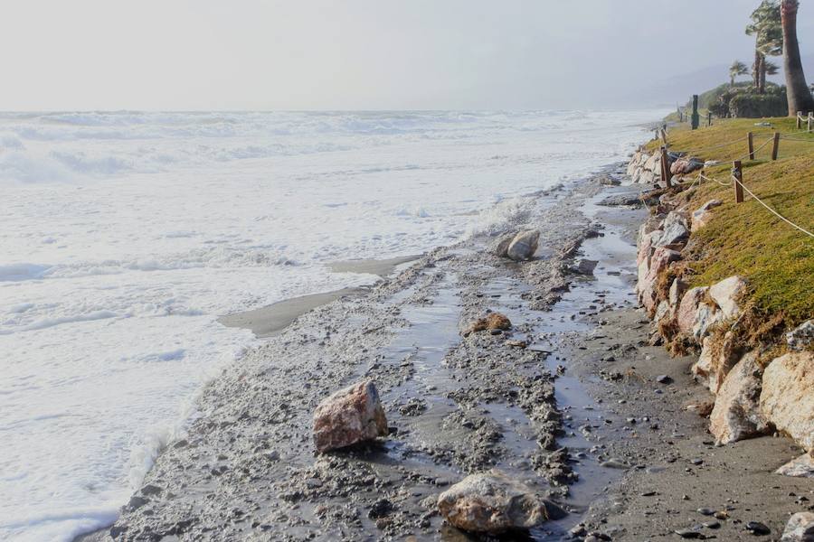 La alerta se mantiene en la costa granadina por fuertes rachas de viento y oleaje