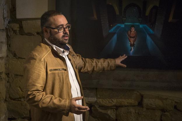 El periodista y fotógrafo Jorge Pastor muestra una de las imágenes de 'Génesis' en una visita guiada. 