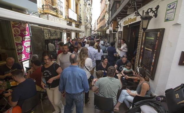 Ambiente en la calle Navas durante la pasada Semana Santa. 