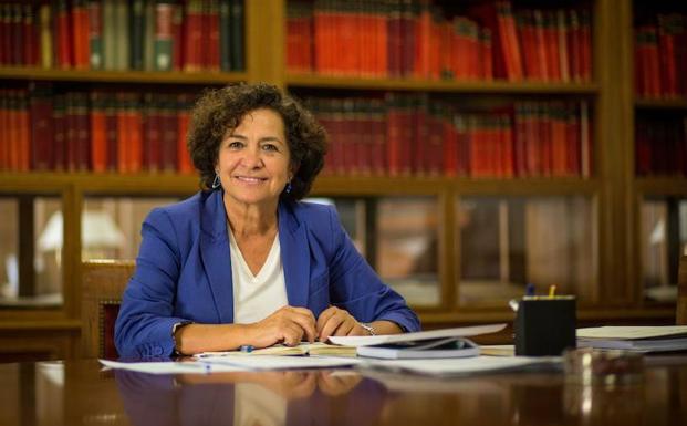 Pilar Aranda, rectora de la UGR, posa en su despacho.