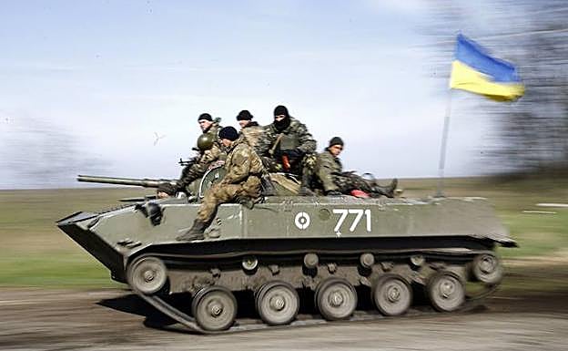 Soldados ucranianos a bordo de un vehículo de combate. 