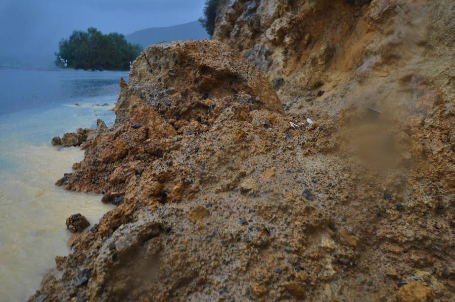 Caída de piedras en la carretera Órgiva-Vélez de Benaudalla y crecida del Río Guadalfeo