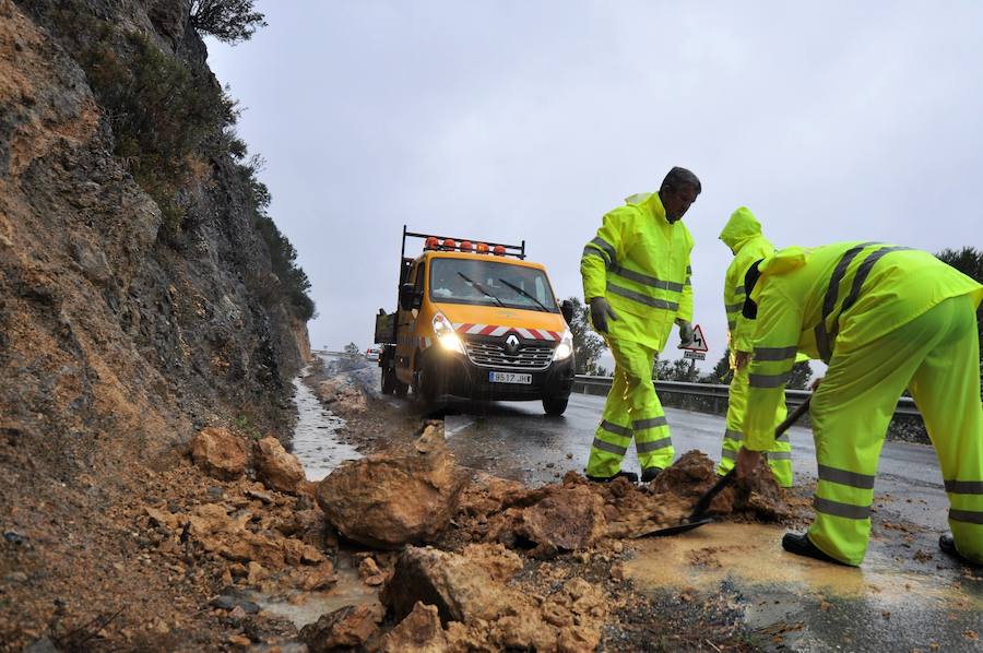 Caída de piedras en la carretera Órgiva-Vélez de Benaudalla y crecida del Río Guadalfeo