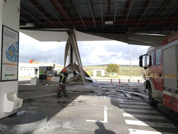 Bomberos de Andújar actúan en la gasolinera donde se voló parte del tejado.