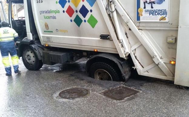 Cortada una calle en pleno centro de Granada tras quedarse 'encajado' en la carretera un camión de Inagra