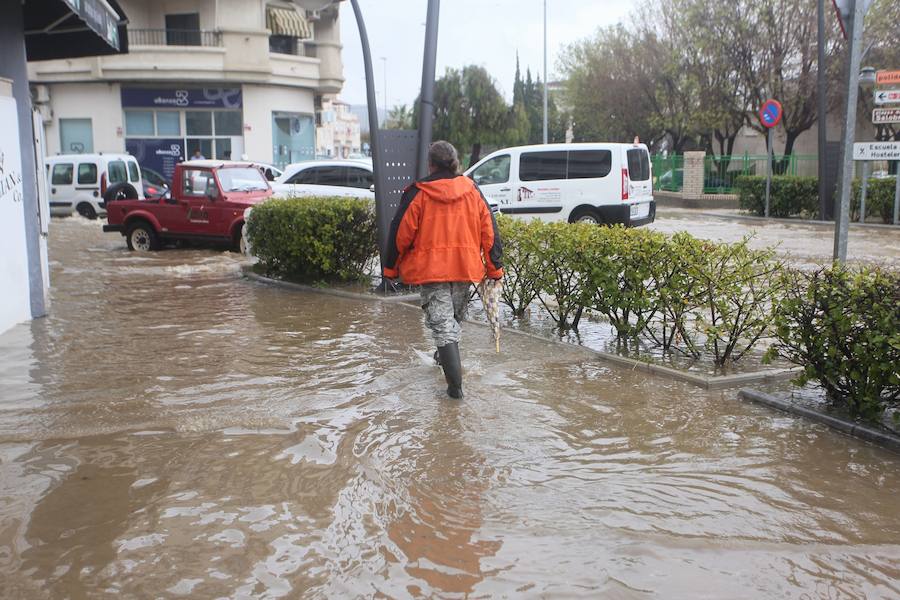 Los bomberos están trabajando para desaguar la parte baja del municipio salobreñero