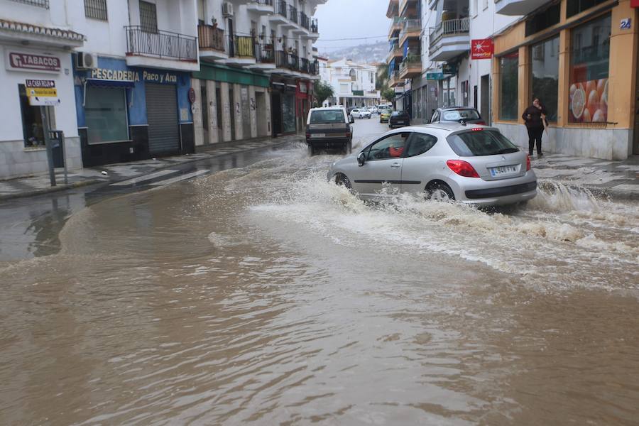 Los bomberos están trabajando para desaguar la parte baja del municipio salobreñero