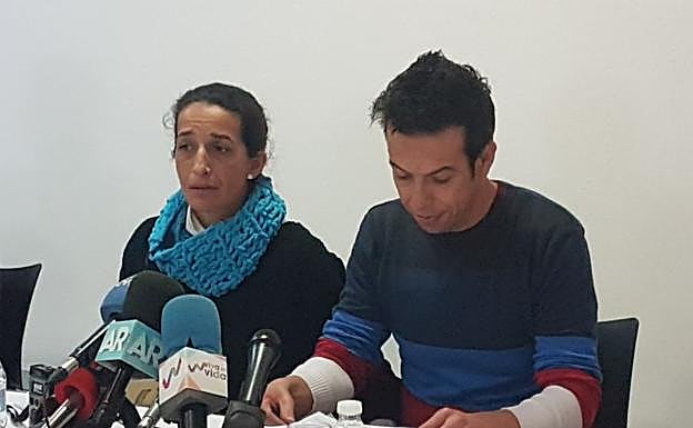 Los padres del pequeño Gabriel, este sábado en rueda de prensa. 