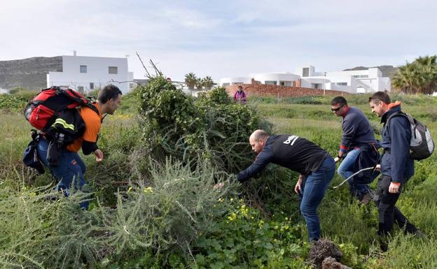 Acotan una zona de Las Negras tras hallar una "prenda de ropa"