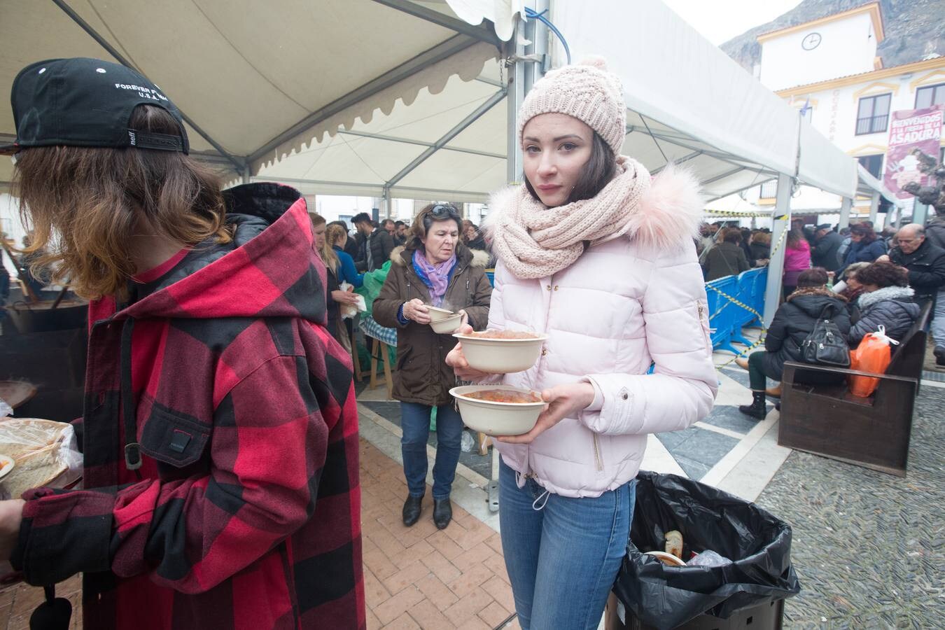 La popular Fiesta de la Asadura se ha celebrado por primera vez en el mes de marzo en lugar de febrero, con el objetivo de fomentar la presencia de turistas en la primera quincena del mes de marzo, y ha contado con unas 2.000 personas a pesar de la lluvia.