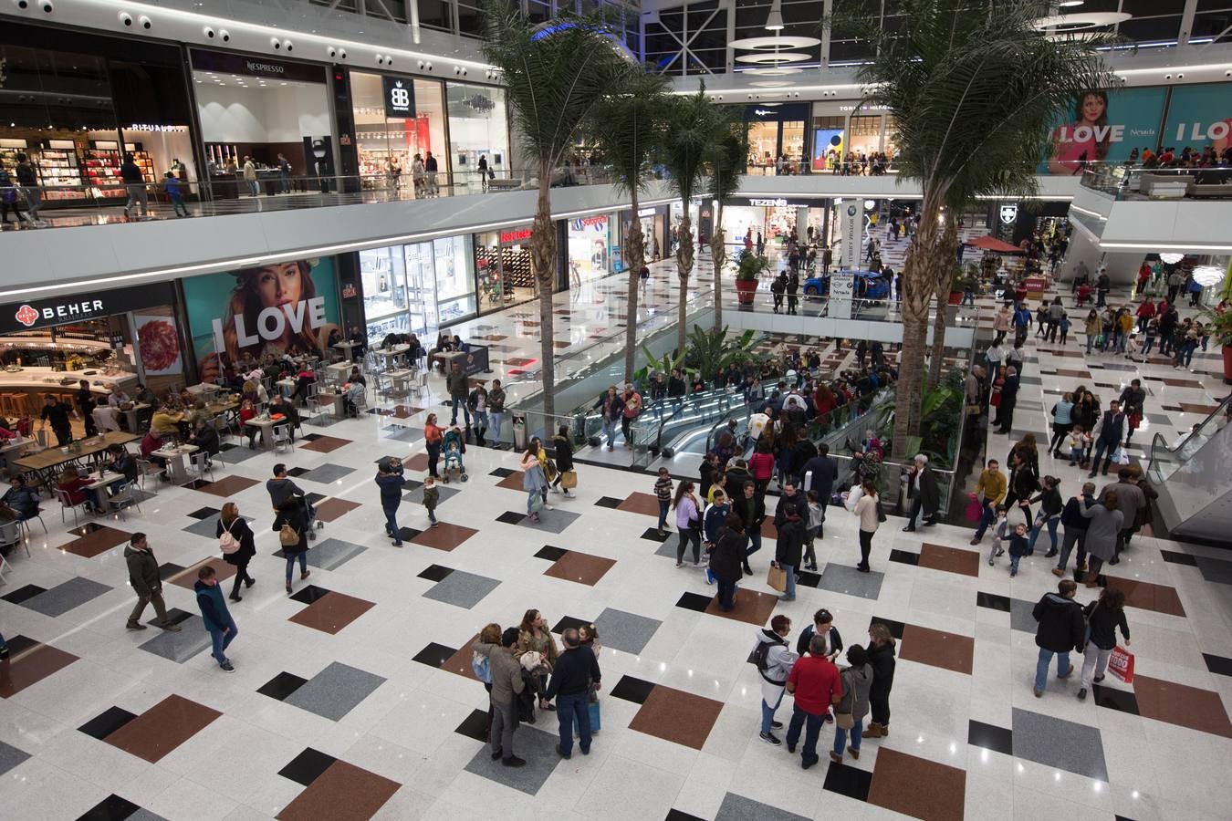 El mal tiempo ha hecho que los granadinos se dirijan al Neptuno, Serrallo y Nevada para pasar una tarde de ocio fuera de sus casas