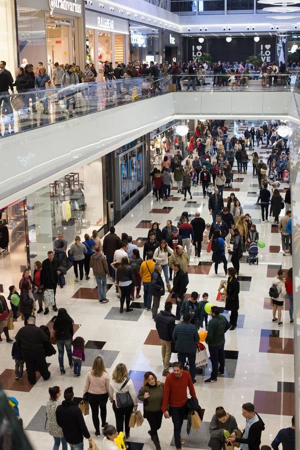 El mal tiempo ha hecho que los granadinos se dirijan al Neptuno, Serrallo y Nevada para pasar una tarde de ocio fuera de sus casas
