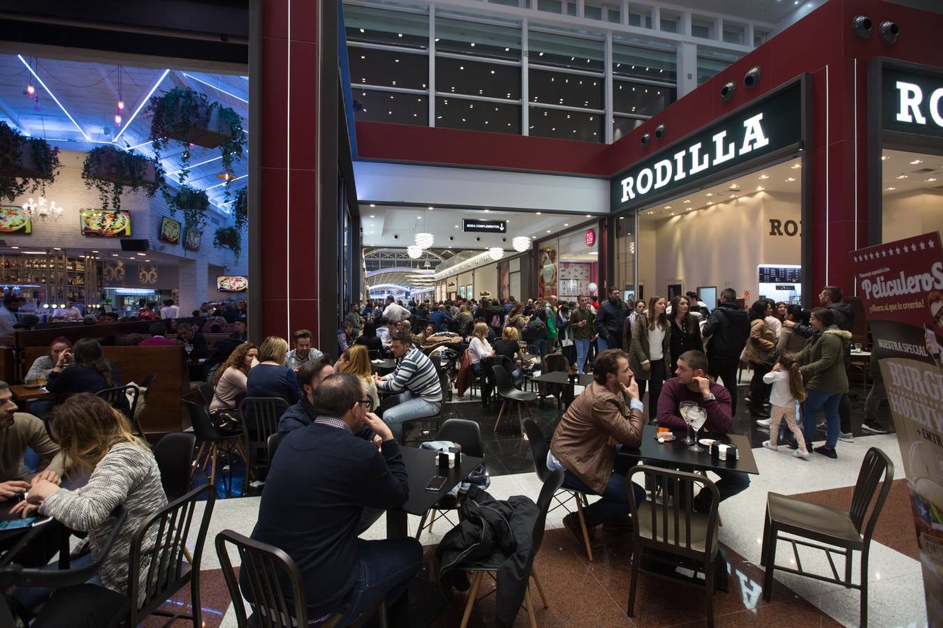 El mal tiempo ha hecho que los granadinos se dirijan al Neptuno, Serrallo y Nevada para pasar una tarde de ocio fuera de sus casas