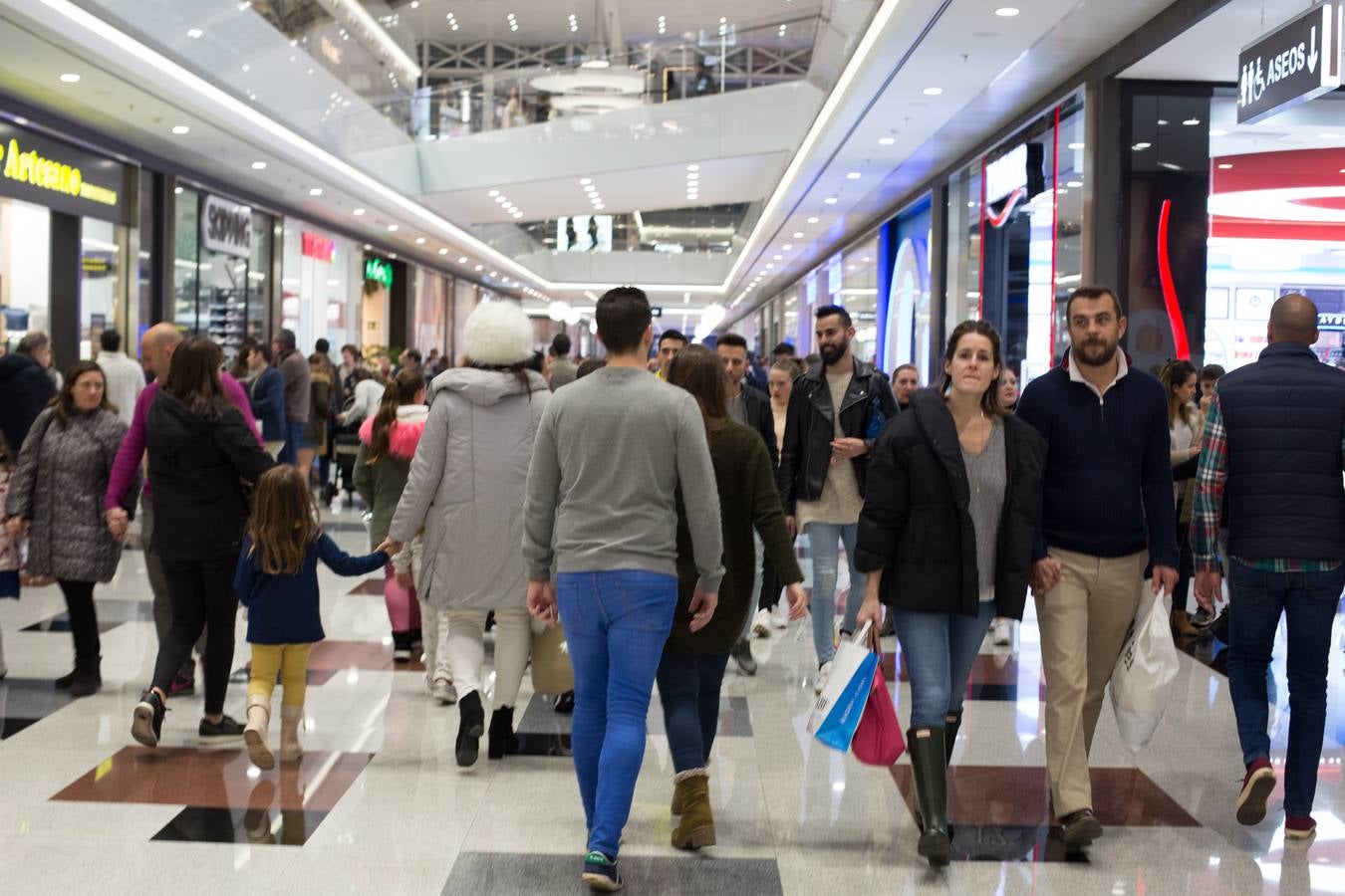 El mal tiempo ha hecho que los granadinos se dirijan al Neptuno, Serrallo y Nevada para pasar una tarde de ocio fuera de sus casas
