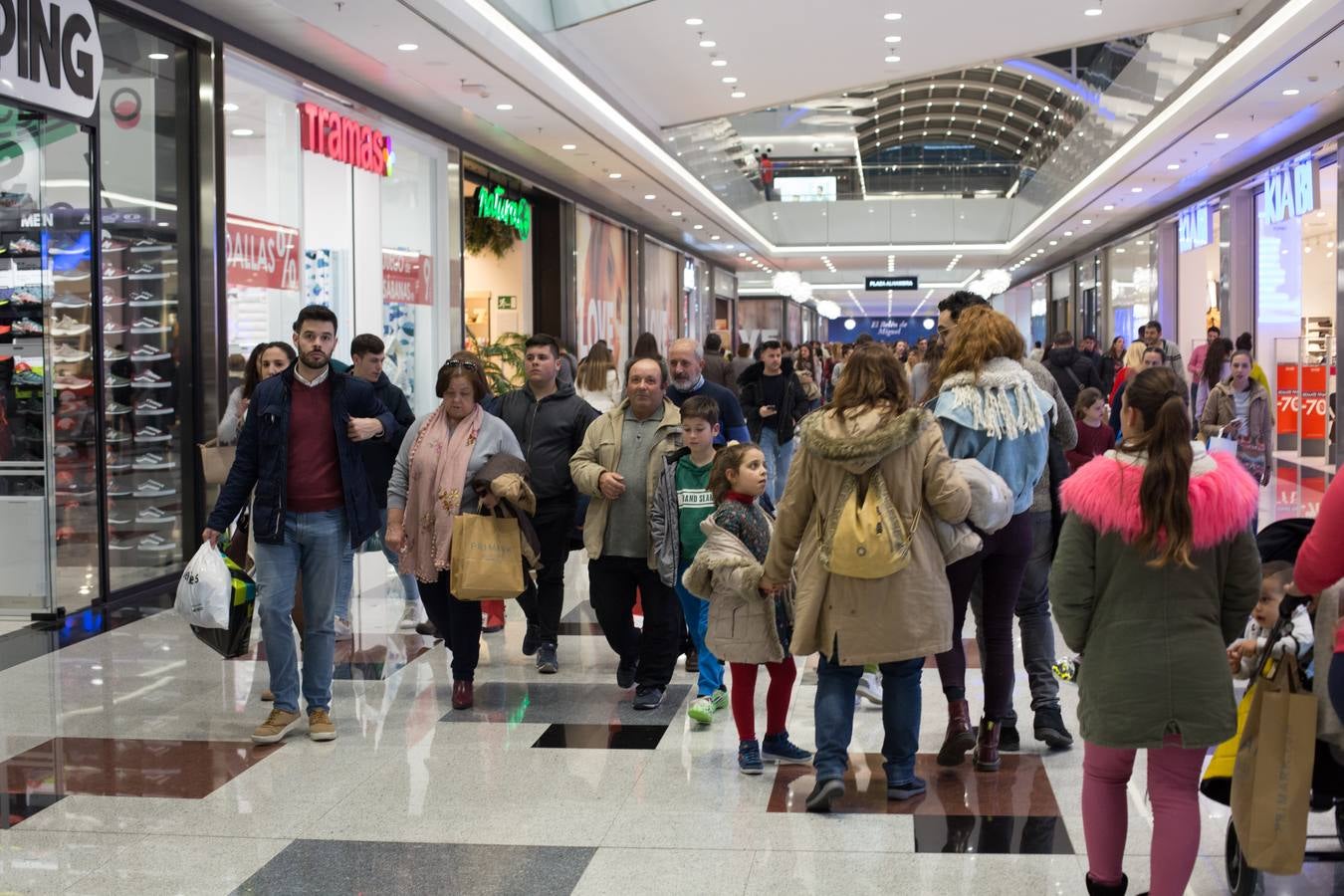 El mal tiempo ha hecho que los granadinos se dirijan al Neptuno, Serrallo y Nevada para pasar una tarde de ocio fuera de sus casas