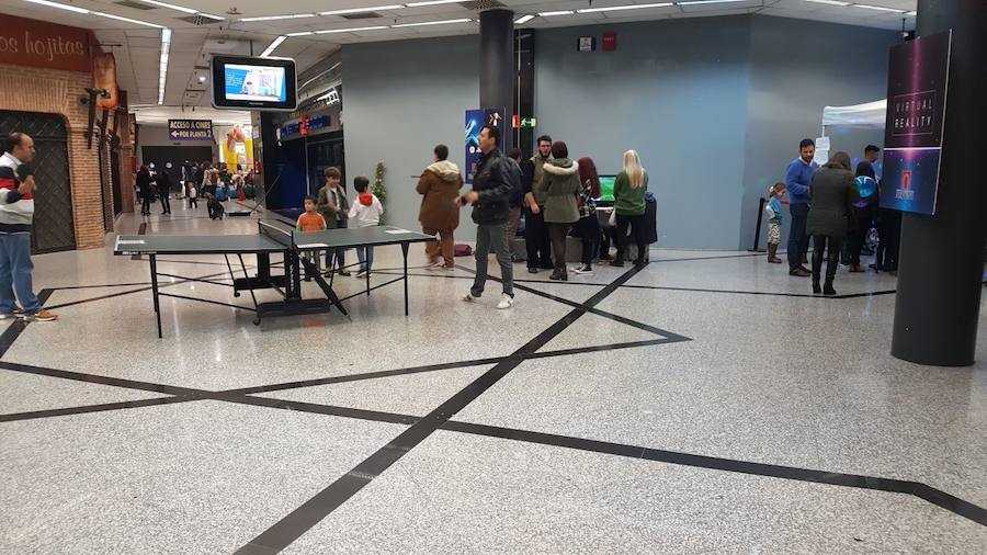 El mal tiempo ha hecho que los granadinos se dirijan al Neptuno, Serrallo y Nevada para pasar una tarde de ocio fuera de sus casas