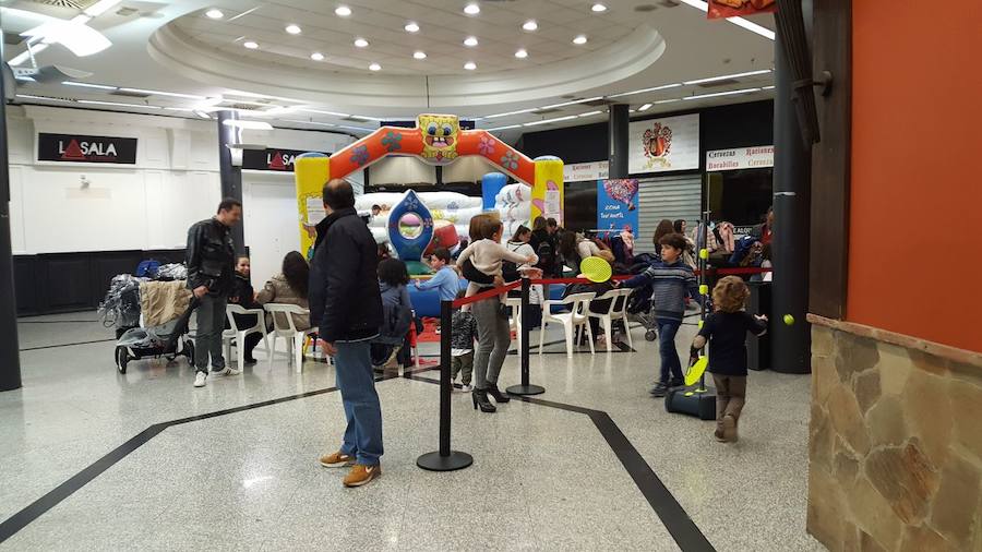 El mal tiempo ha hecho que los granadinos se dirijan al Neptuno, Serrallo y Nevada para pasar una tarde de ocio fuera de sus casas